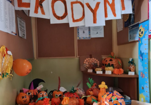 Wystawa dyń wykonanych przez dzieci z ekologicznych materiałów.