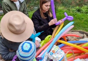 Kolorowe balony, z których powstają postacie.