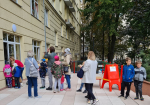 Rodzice wraz z dziećmi biorą udział w loterii fantowej.