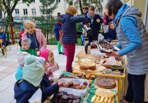 Stół z ciastami i innymi słodkościami przygotowanymi przez rodziców.