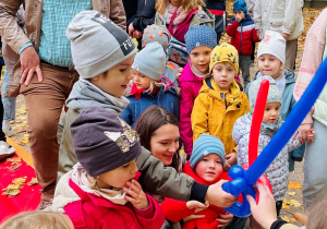 Dzieci wraz z rodzicami czekają aż zostaną przygotowane dla nich figurki z balonów.