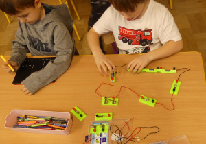 Dzieci w trakcie doświadczeń z układami elektrycznymi.
